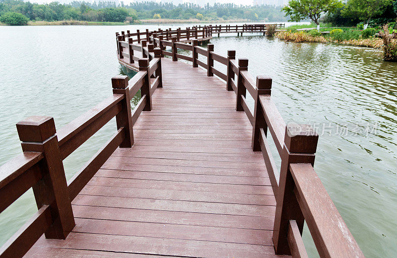 湖面上的木桥