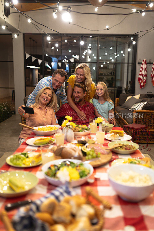 几代同堂的白人家庭在吃饭和自拍