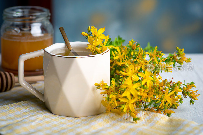 圣约翰草花草本茶在一个杯子特写