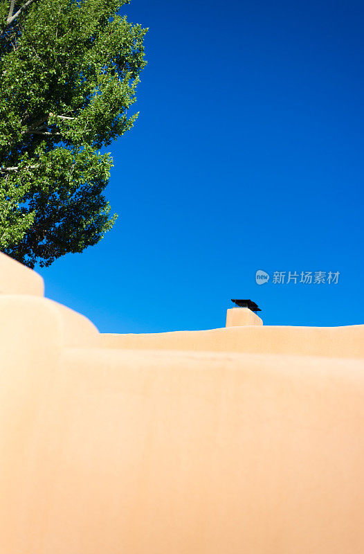圣塔菲，NM:土坯房外墙;蓝色的天空背景