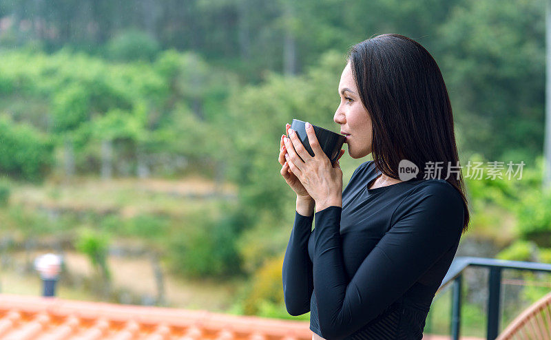 美丽的年轻女子在现实生活中与一杯酒