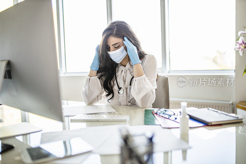 疲惫的女医生在办公室工作时表现出冠状病毒症状