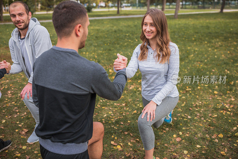 一个年轻女子和她的伴侣一起锻炼的照片