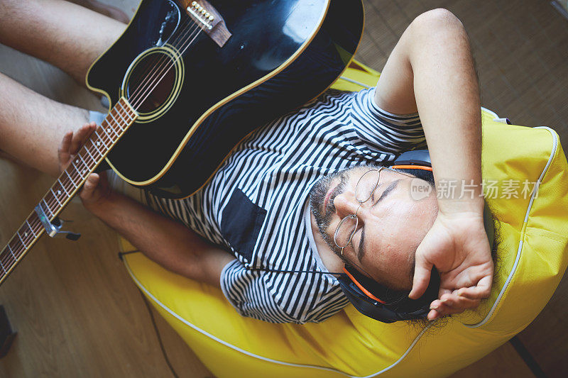 录音时，一名男子正在休息