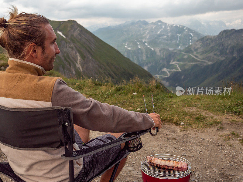 一个人在山口做烧烤排骨