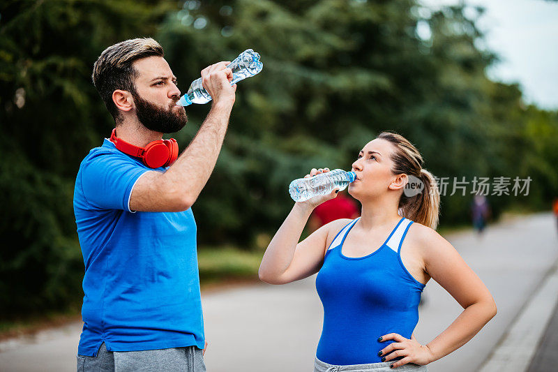 年轻夫妇跑步后喝水