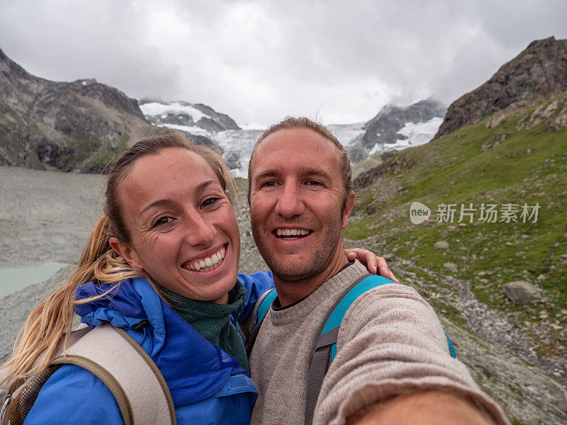 情侣徒步旅行和自拍与全景