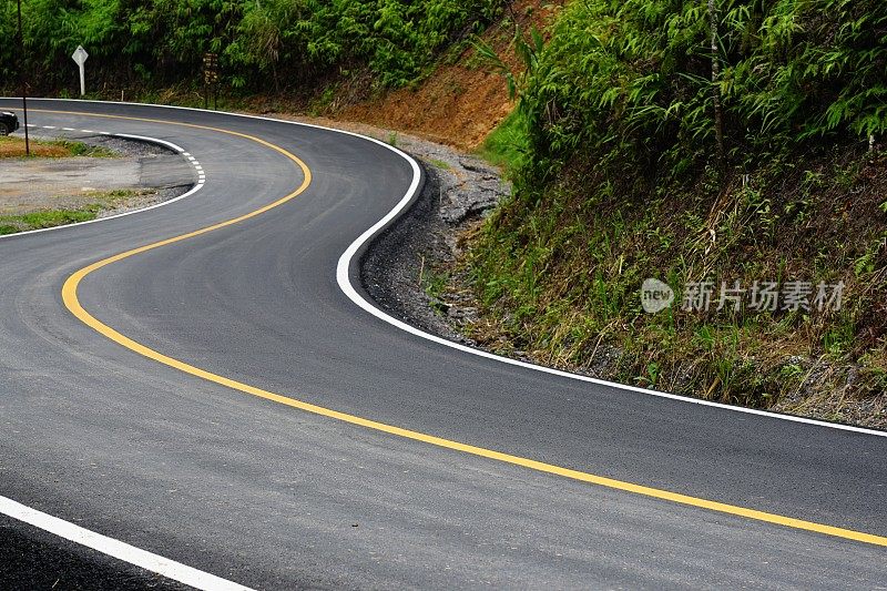 弯曲的道路。