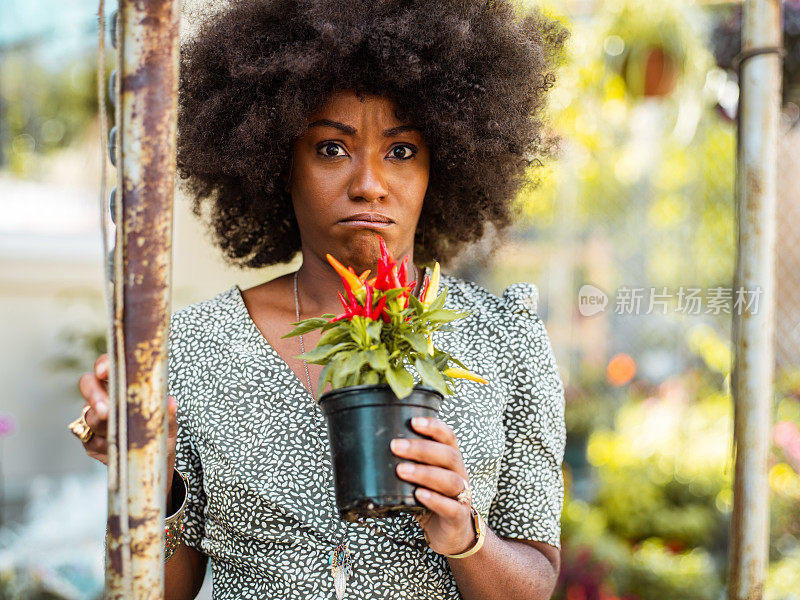 拿着辣椒锅的黑人妇女