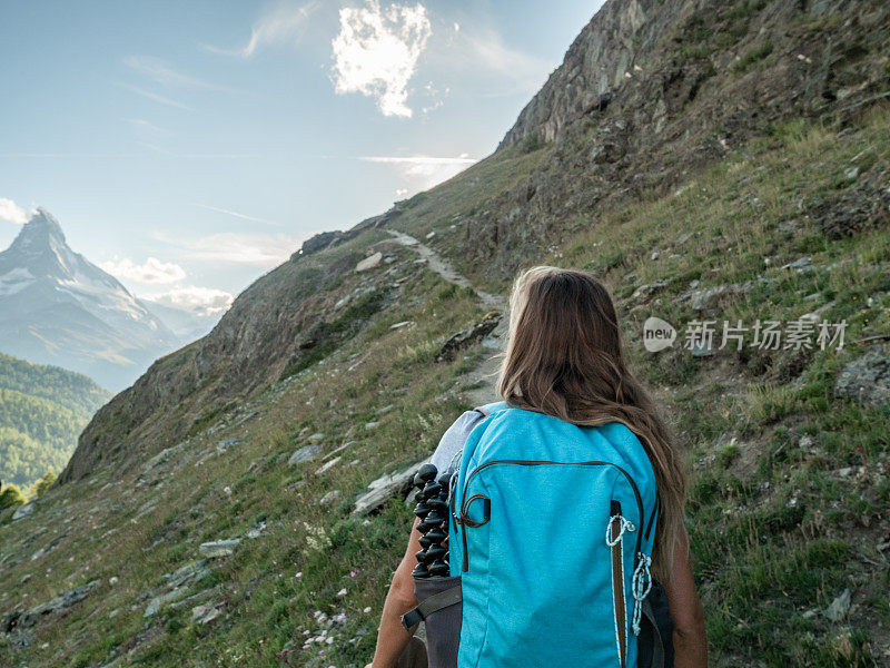 在瑞士阿尔卑斯山徒步旅行的女人