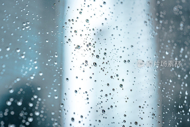 雨滴落在窗玻璃上，暴雨天