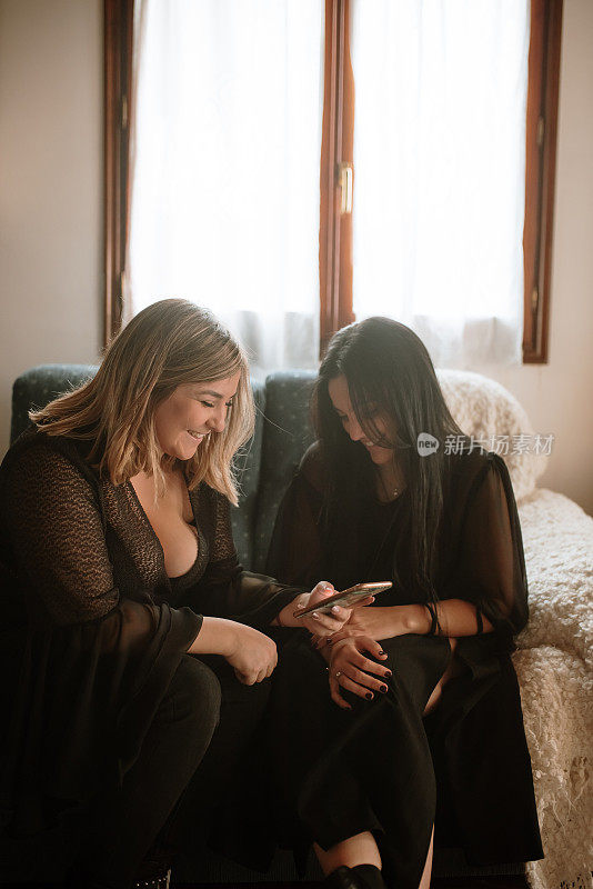 两个年轻女人在看智能手机