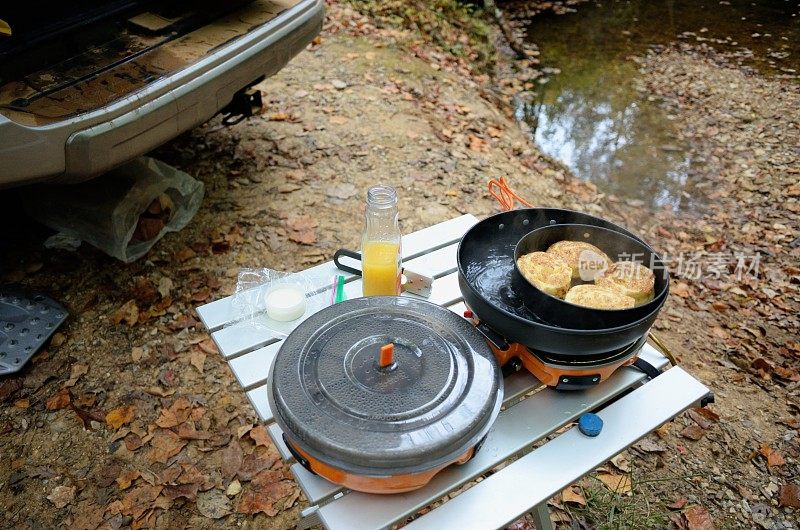 在树林里用野营炉煮肉桂卷