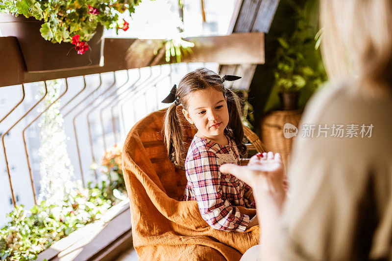 单身母亲和女儿共度时光