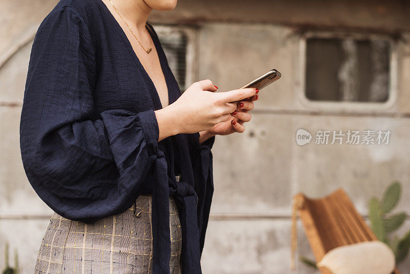 年轻女子在用智能手机