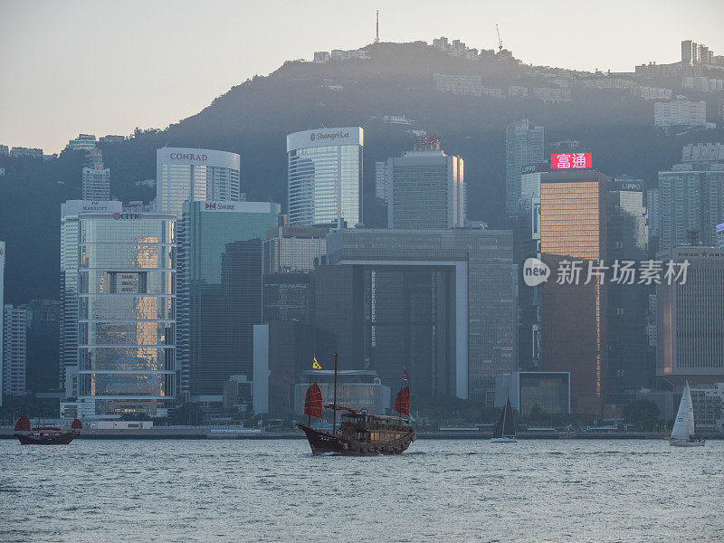 日落时分，香港维多利亚港的舢板