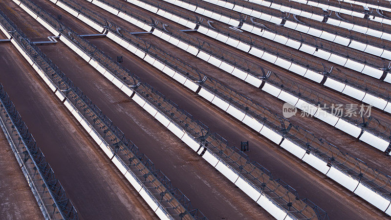 无人机拍摄的抛物面槽太阳能厂的对角线日出前