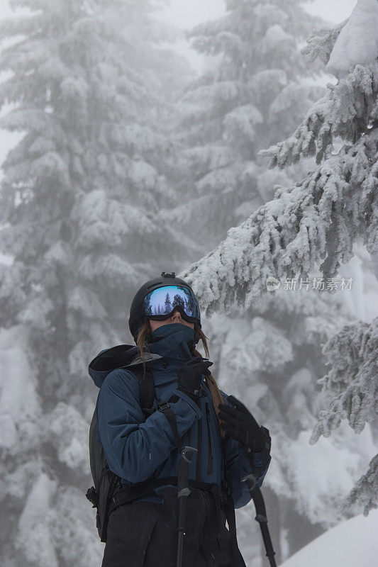 女徒步旅行者在雪肖像