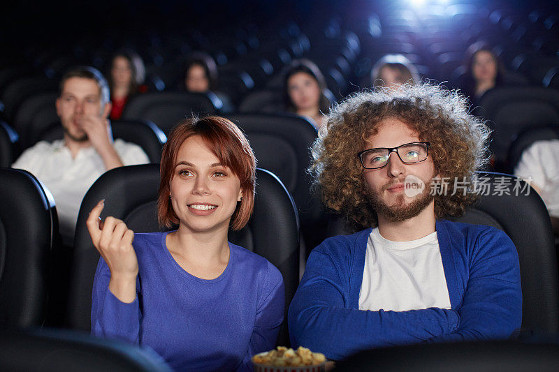 一对情侣在电影院享受约会。