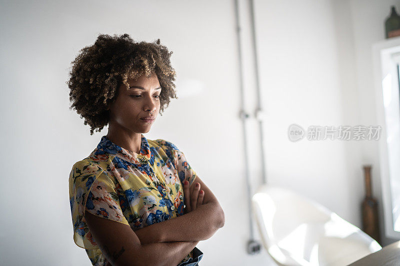 愤怒的女人在家