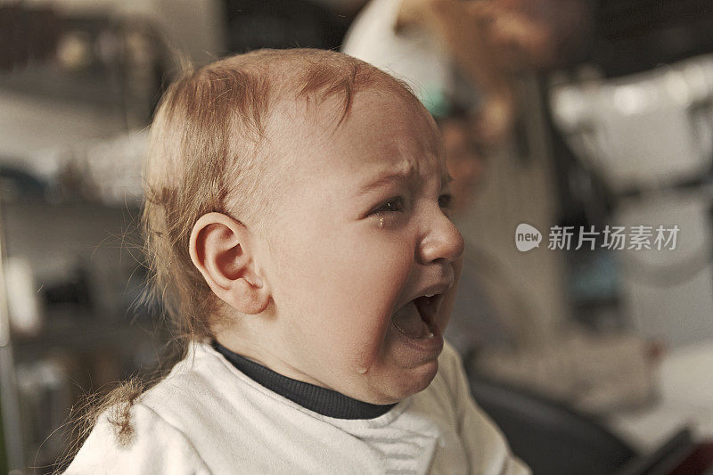 婴儿在理发店哭泣