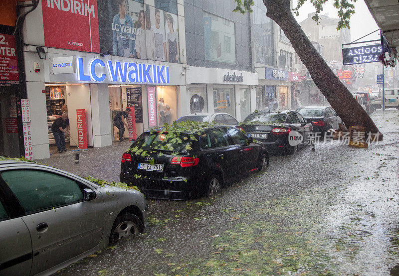 伊斯坦布尔街道上的洪水。