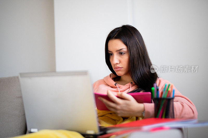 无聊的女孩在电脑上看在线课程