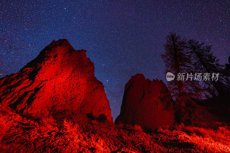 岩层在夜晚星空天文摄影景观