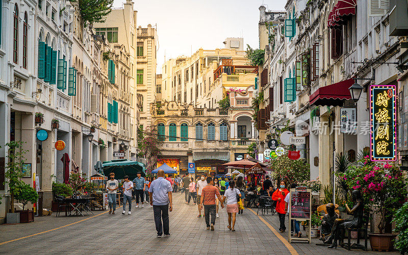 七楼老街又名中山路，位于中国海南海口老城，有着古老的柱廊建筑和引人注目的灯光