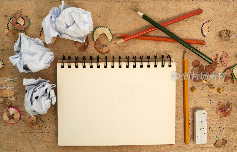 一个素描板，着色铅笔，ease，铅笔刨花和皱巴巴的纸