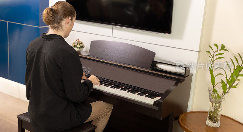 旅客在酒店大堂享受钢琴