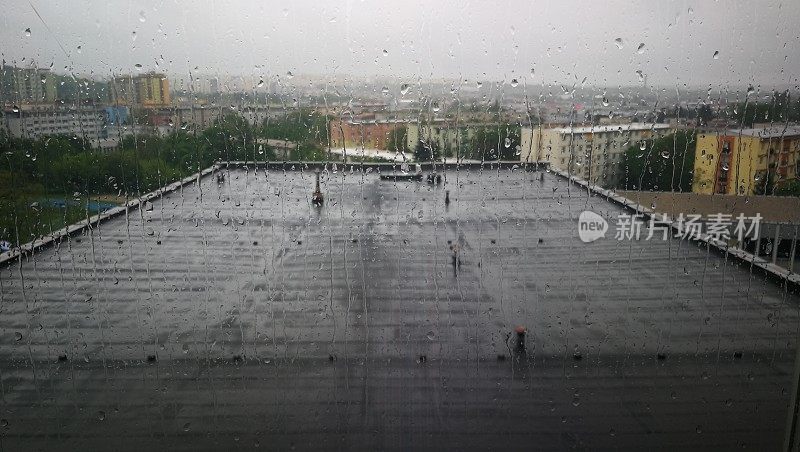 雨天从窗后传来。