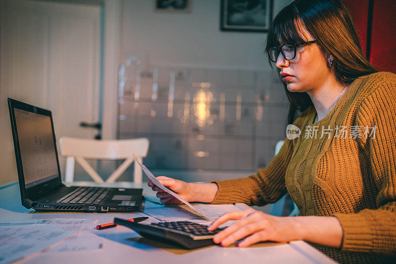 年轻女子管理家庭财务