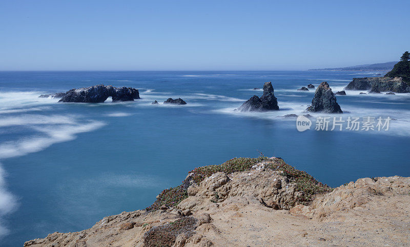 海洋牧场，加利福尼亚索诺玛海景，长曝光，海蚀柱在太平洋