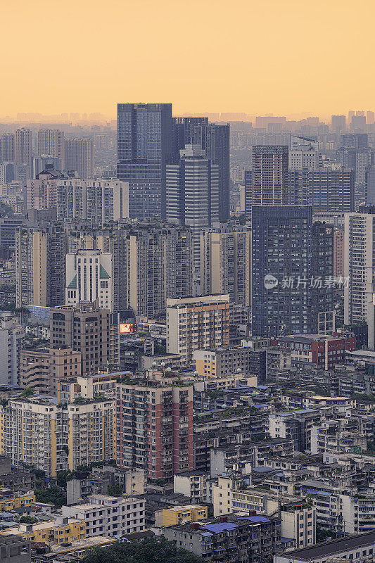 成都黄昏时分拍摄的高密度城市中的现代高层建筑