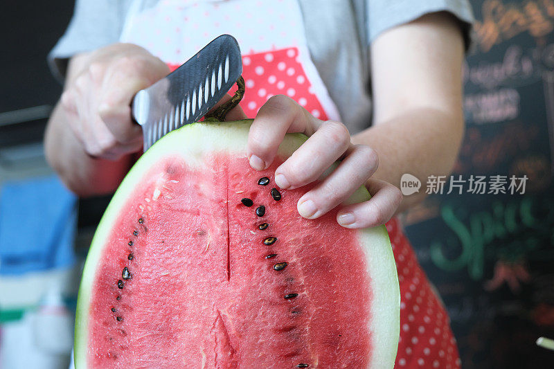 用西瓜，红浆果和非乳制品生奶油制作健康的素食甜点