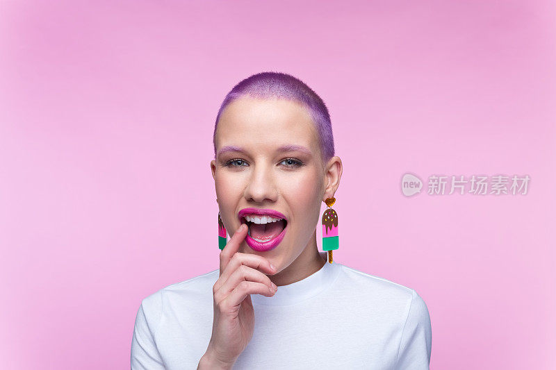 一个留着紫色短发、戴着棒棒糖耳环的女人的头像