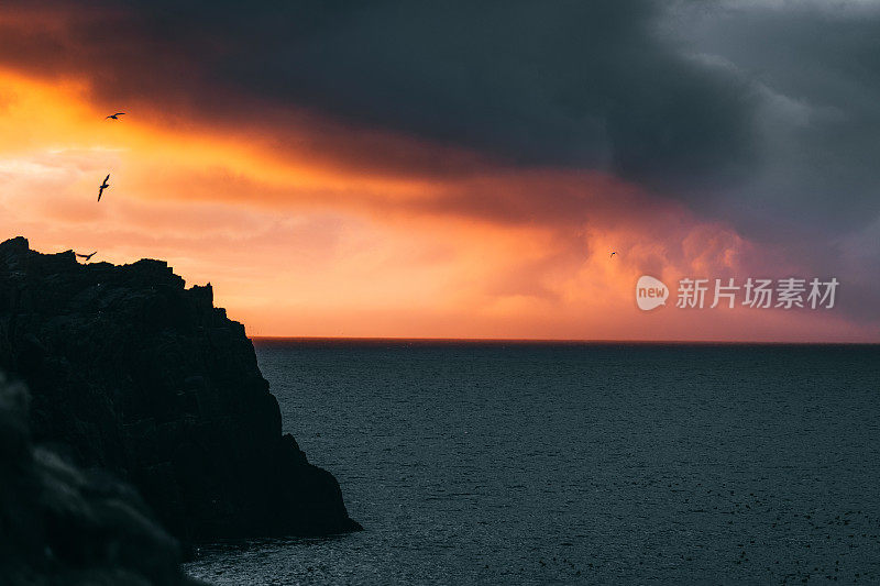 午夜太阳照耀下的冰岛风景