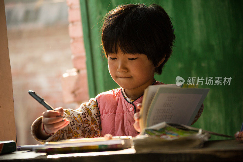 乡村小学里的小学女生