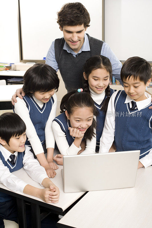 小学生在课堂上学习电脑