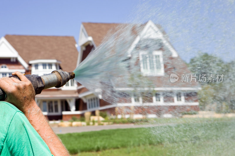 给新草坪浇水