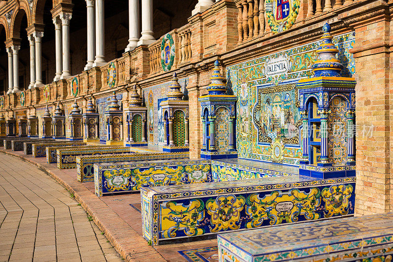 西班牙广场的瓷砖墙。塞维利亚。西班牙。