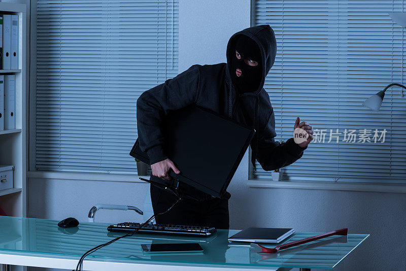 小偷从办公室偷电脑