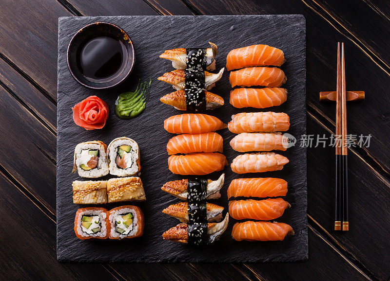 寿司套装生鱼片和寿司卷