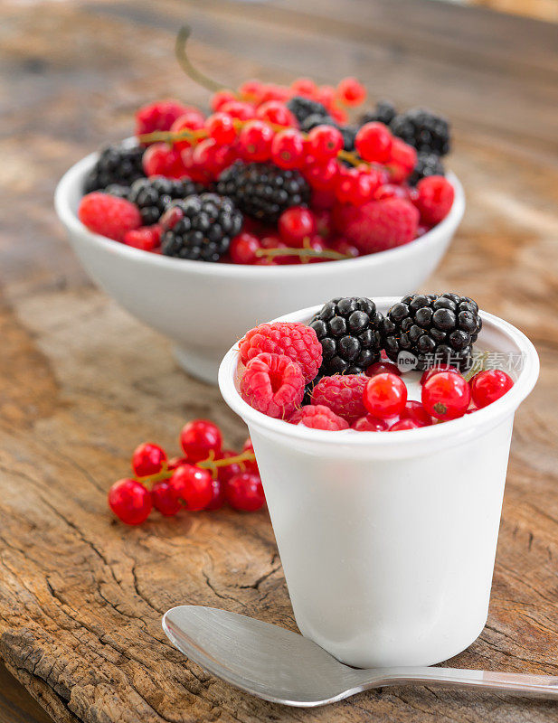 野莓酸奶