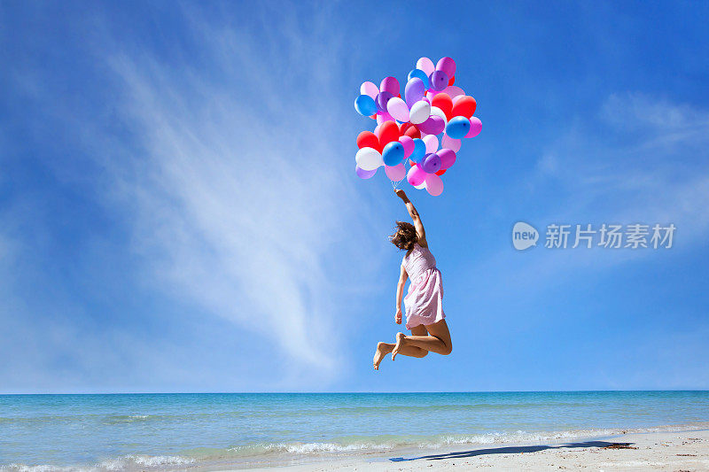 梦想概念，女孩飞着五颜六色的气球，跳起来