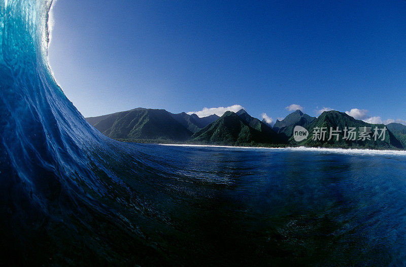 海浪和山景