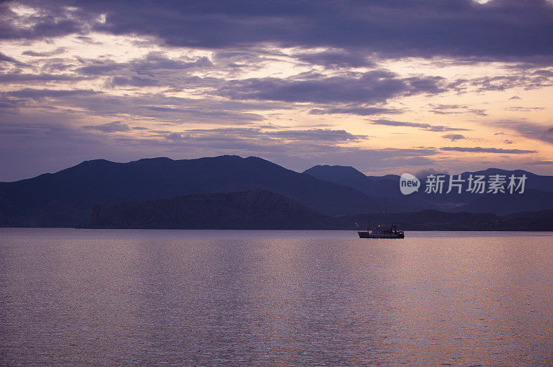 在海上日落