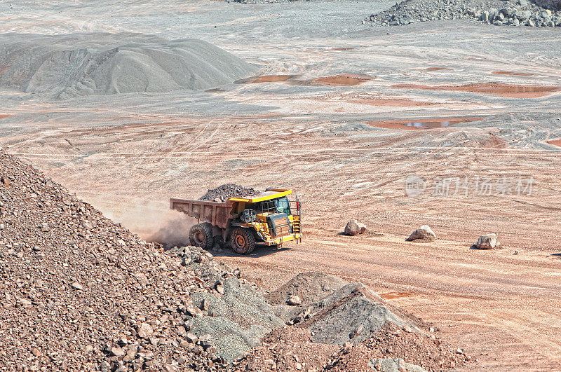 露天矿山采石场道路上的自卸车