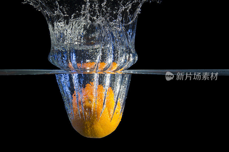 高速拍摄的橘子被扔进水里